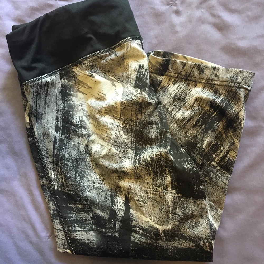 Greyscale brushstroke sport capris